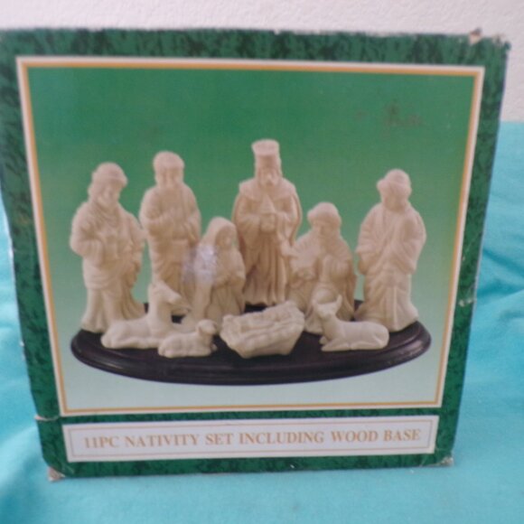 BLACK FRIDAY SALE 11 Piece Nativity Set Jade Collection with Wood Base - Picture 2 of 9